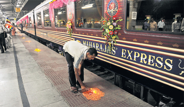 luxurytrainindia(AFP).jpg