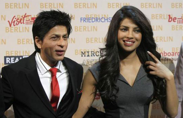 Shah Rukh Khan (L) and actress Priyanka Chopra