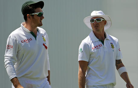Dale Steyn (R) speaks with his captain Graeme Smith