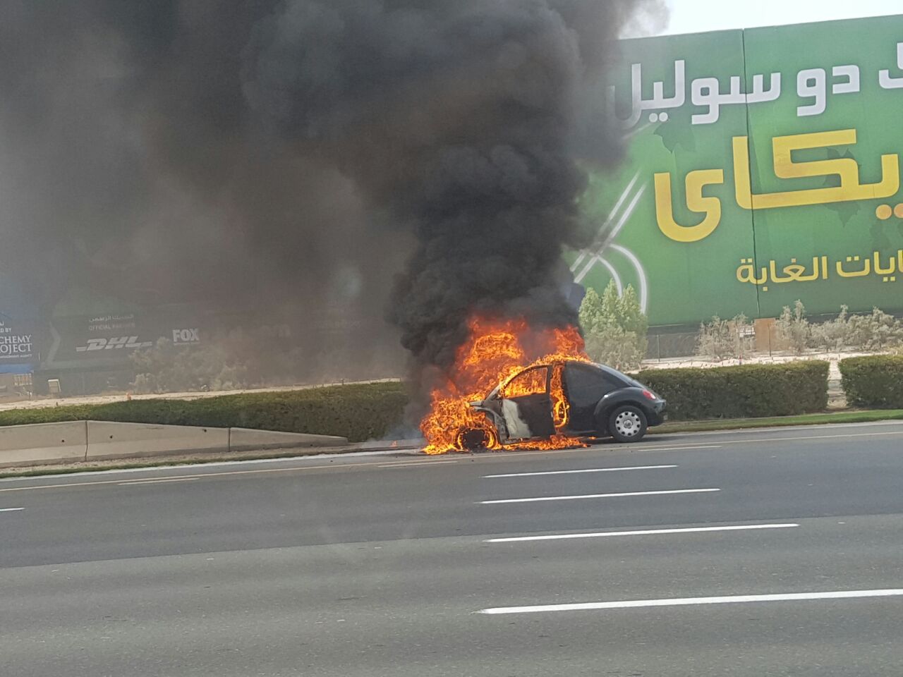 Car on fire on Sheikh Zayed Road; two lanes closed - Emirates 24|7