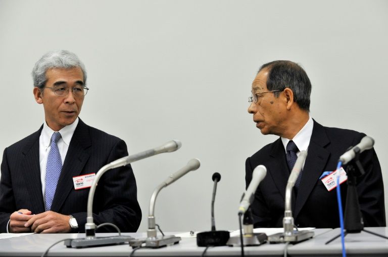 Olympus ex-vice president Hisashi Mori (L) and former president Tsuyoshi Kikukawa