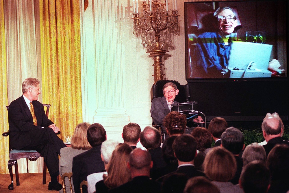 US President Bill Clinton (L) and British professor Stephen Hawking