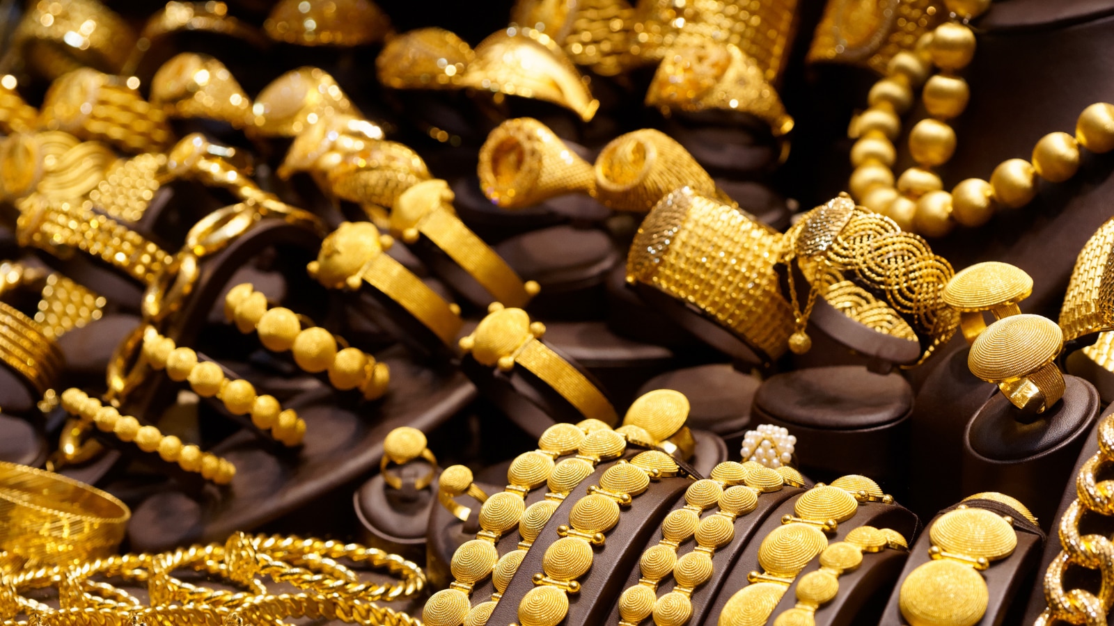 Gold prices rose to the highest level in 9 months