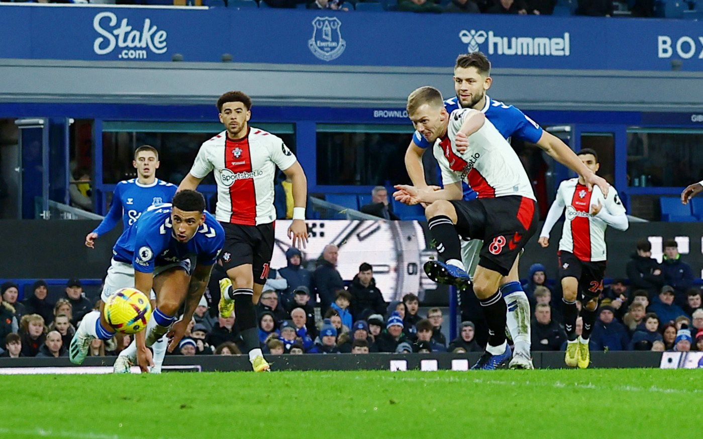 Ward-Prowse brace gives Southampton victory at ailing Everton