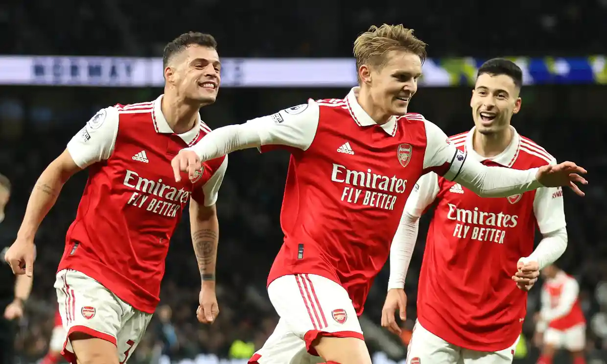 Classy Arsenal outgun Spurs to extend lead at the top