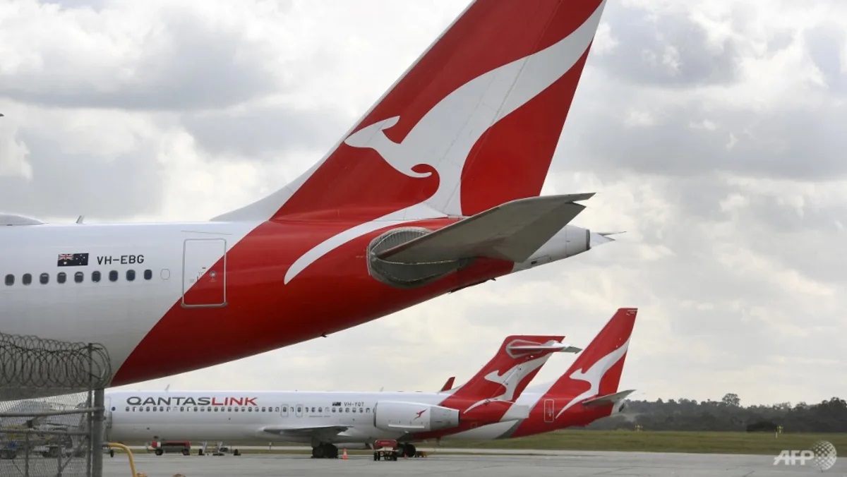 Emergency services on standby at Sydney airport after Qantas flight issues distress signal