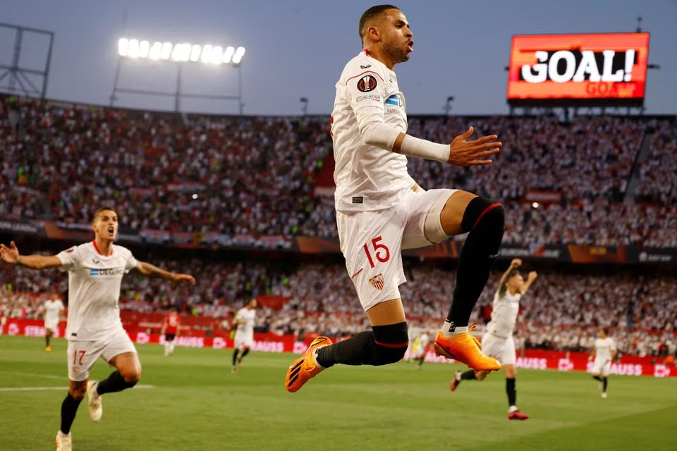 Sevilla punish slapdash Man United to ease into Europa League semis