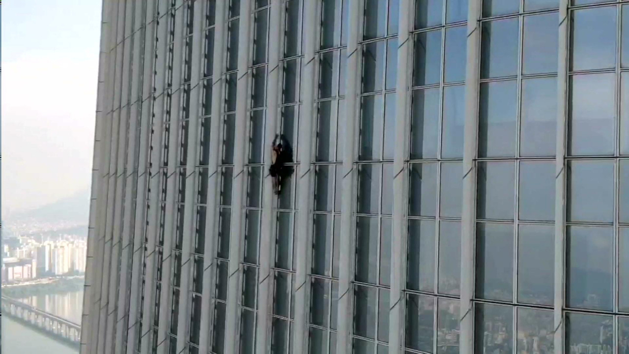 Man caught 72 floors up trying to climb Lotte World Tower