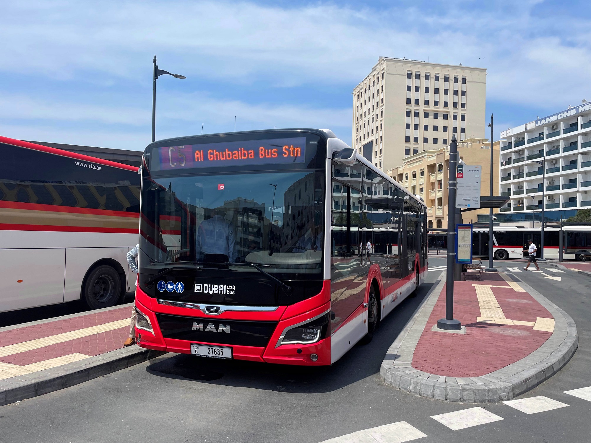 RTA Signs AED1.1 billion Deal for 636 New Buses - Emirates 24|7