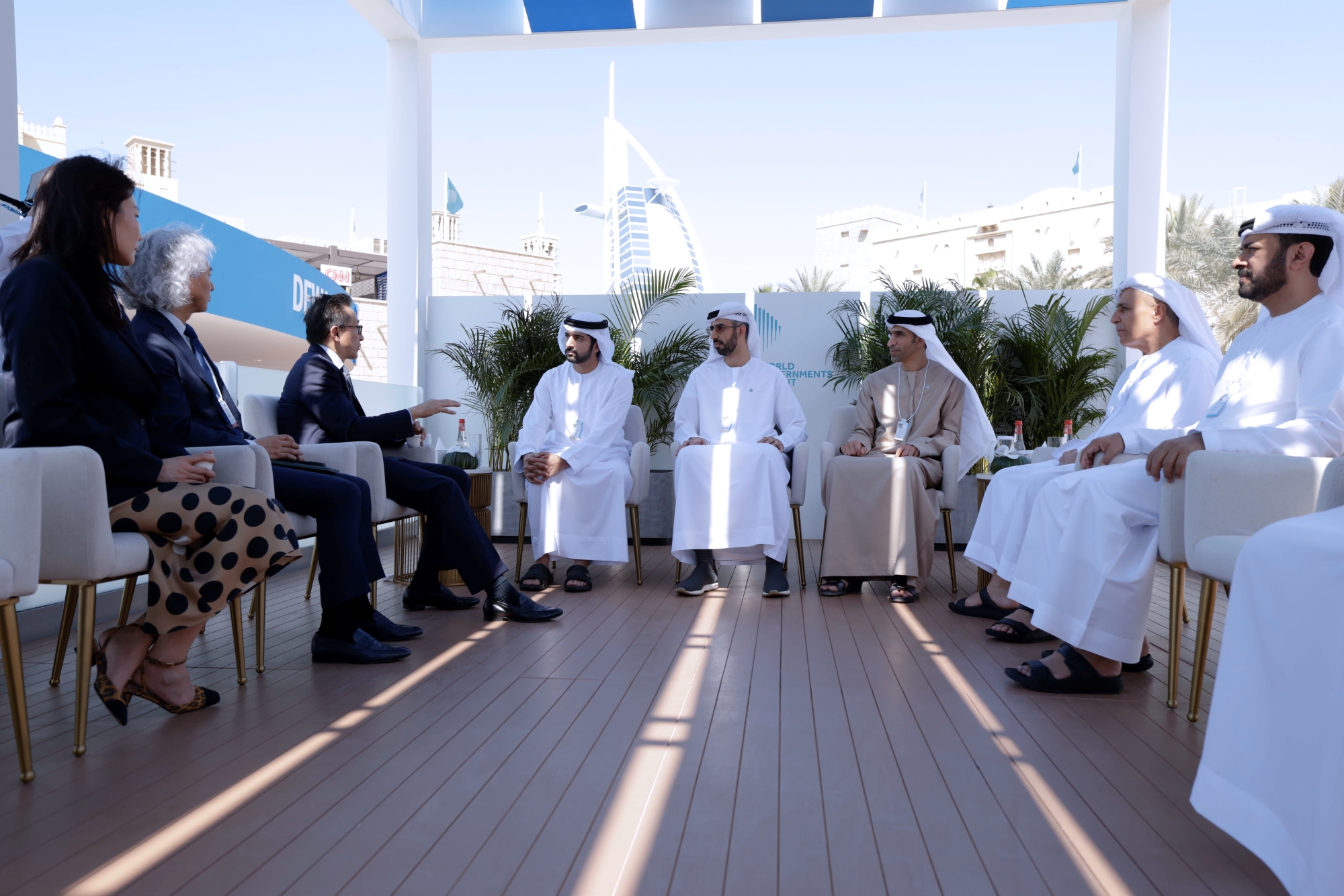 Hamdan bin Mohammed meets with Chairman of Alibaba Group