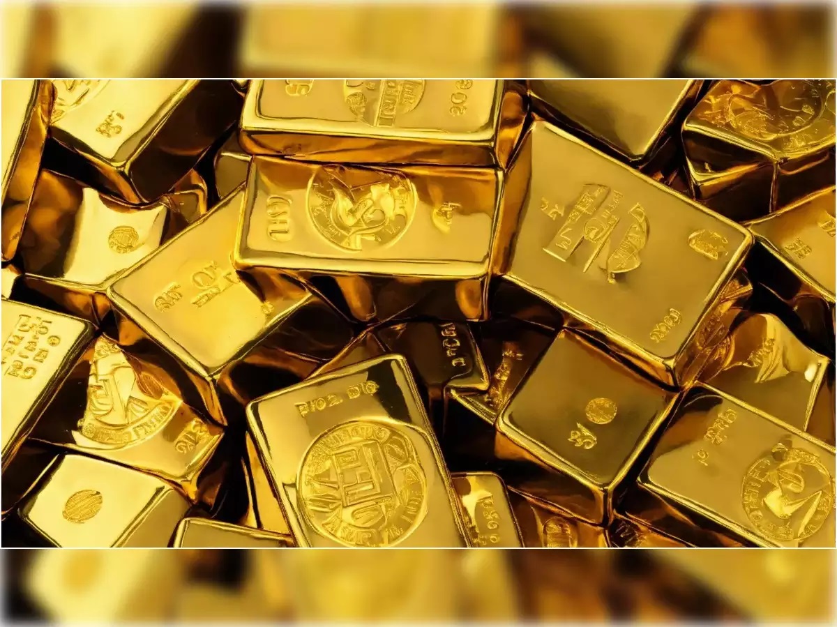 Gold set for seventh weekly gain as trade war risks lift demand