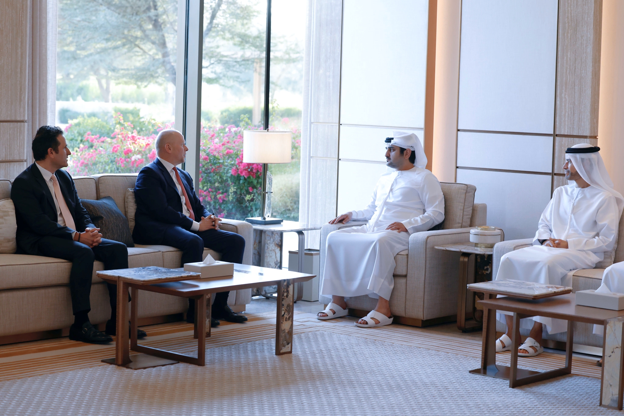 Maktoum bin Mohammed meets with CEO of Mastercard