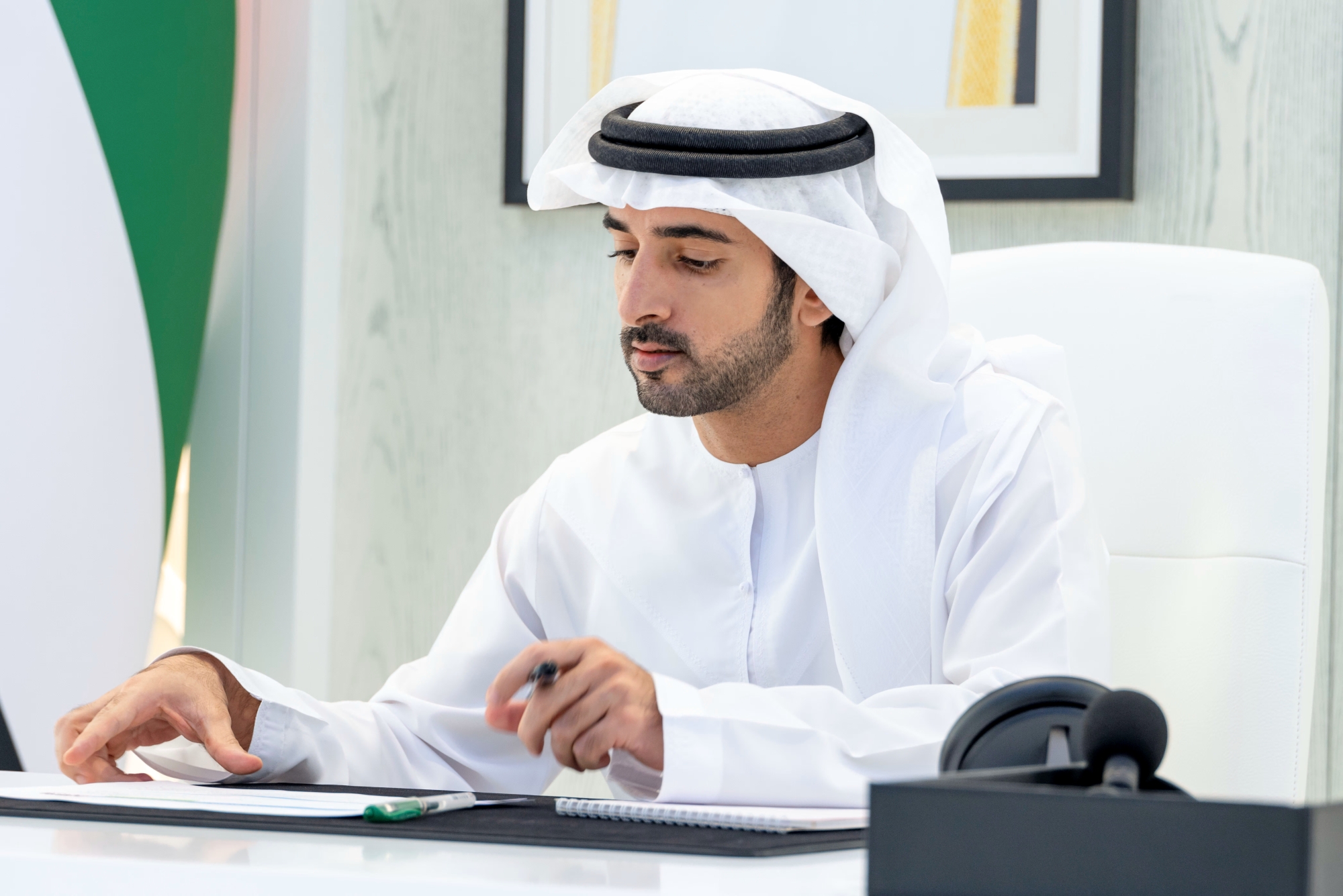 Hamdan bin Mohammed approves AED277 million in performance-based bonuses for civilian employees of D