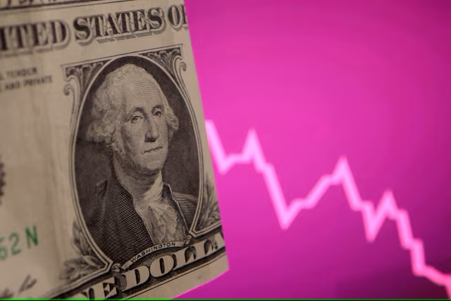 Dollar Sinks Near Three-Year Low as Trump Intensifies Attacks on Fed Chief Powell