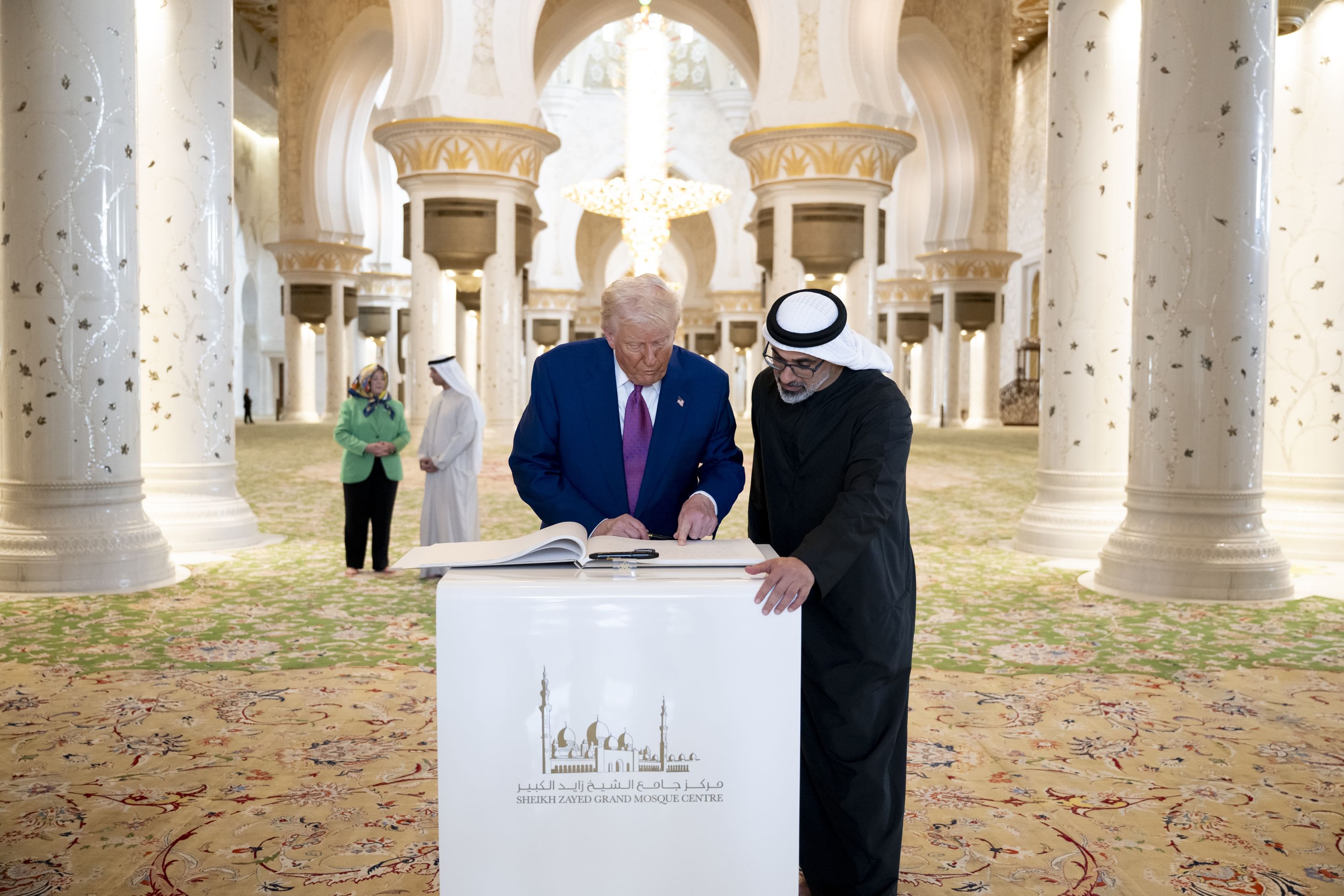 US President visits Sheikh Zayed Grand Mosque in Abu Dhabi