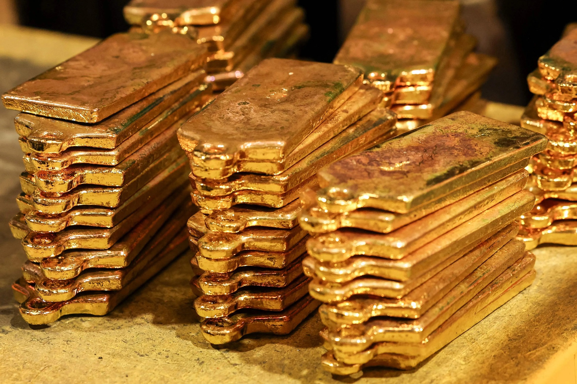 Gold Prices Slide Toward 6-Month Low as Trade Tensions Ease and Dollar Strengthens