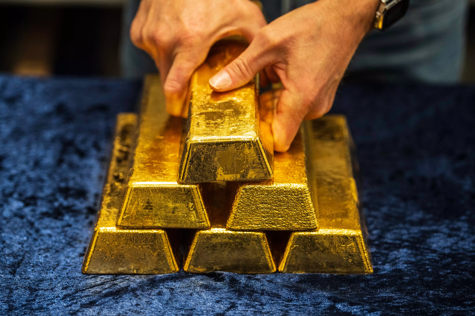 Gold Prices Dip Amid Russia-Ukraine Ceasefire Talks and Stronger Dollar
